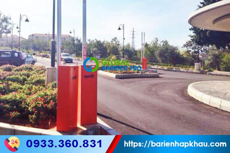 Cổng ba-ri-e điện kiểu dáng sang trọng, thích hợp với nhiều công trình khác nhau, như công ty, khu du lịch, khu vui chơi