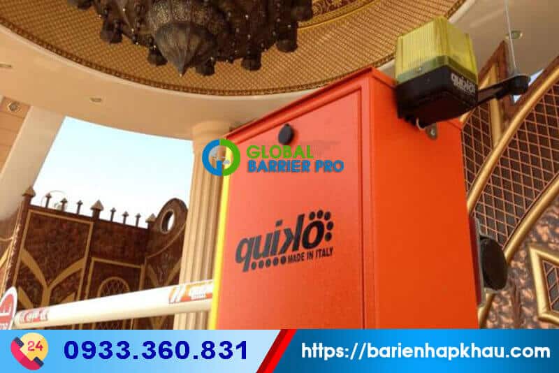 Bộ sản phẩm barrier tự động Quiko được trang bị thêm đèn cảnh báo