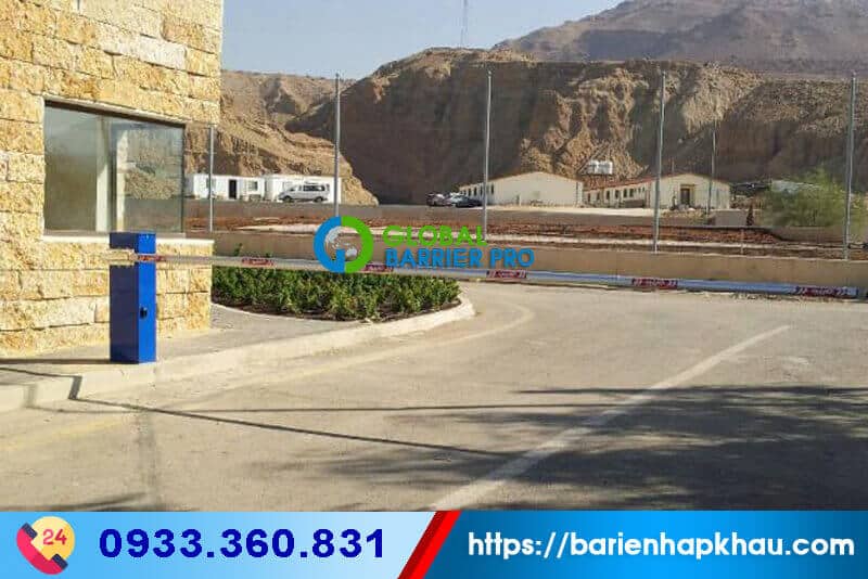 Cổng barrier tự động Quiko màu xanh