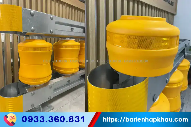 Hộ lan xoay chống lật xe màu vàng có decal phản quang, tăng cường an toàn khi vận hành xe tải.