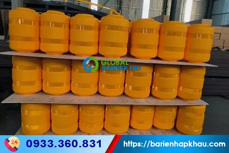 Hộ lan xoay chống lật xe màu vàng có decal phản quang, an toàn cho xe tải.