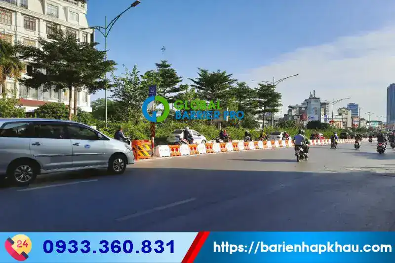 Dải phân làn đổ nước kích thước 1200mm x 600mm x 900mm, dùng để phân chia làn đường an toàn, phù hợp.