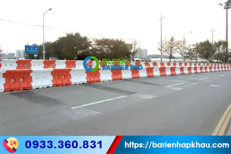 Dải phân làn đổ nước giúp phân chia làn đường an toàn, chống trơn trượt, phù hợp cho các công trình.