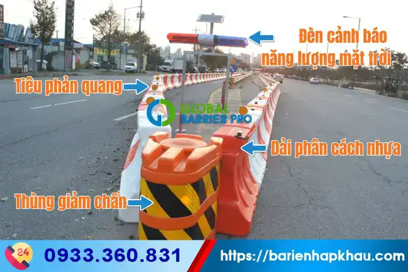 Dải phân làn đổ nước, thiết bị an toàn giao thông, cảnh báo nguy hiểm.