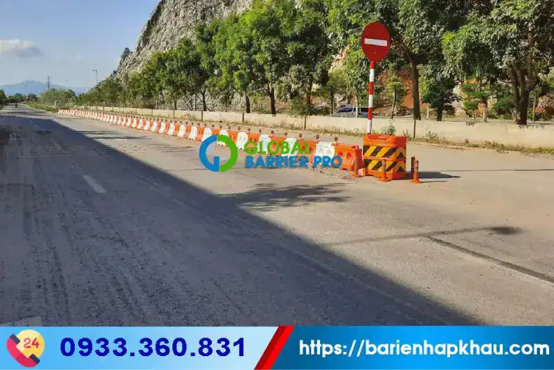 Dải phân làn đổ nước, thiết kế an toàn cho công trình xây dựng và giao thông.