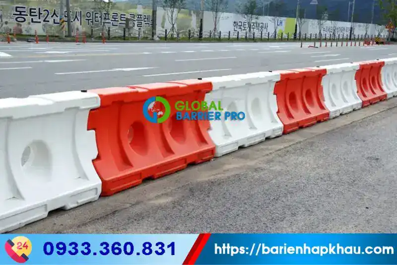 Dải phân làn đổ nước màu cam và trắng, dùng để phân chia làn đường an toàn.