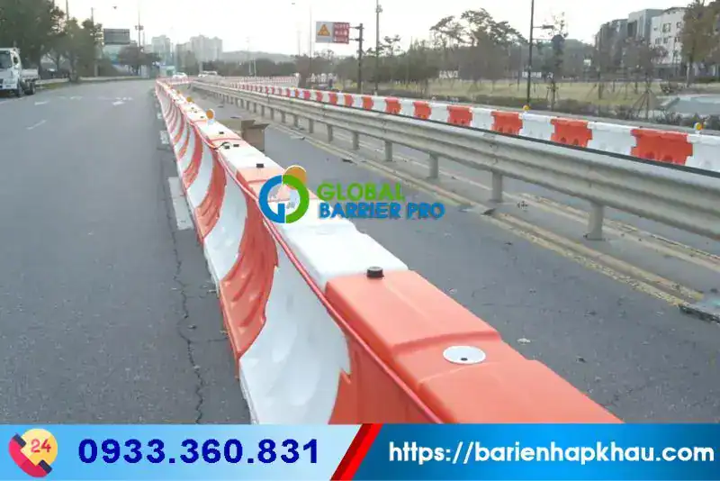 Dải phân làn đổ nước, vật liệu nhựa cao cấp, dùng để phân chia làn đường, an toàn giao thông hiệu qu.