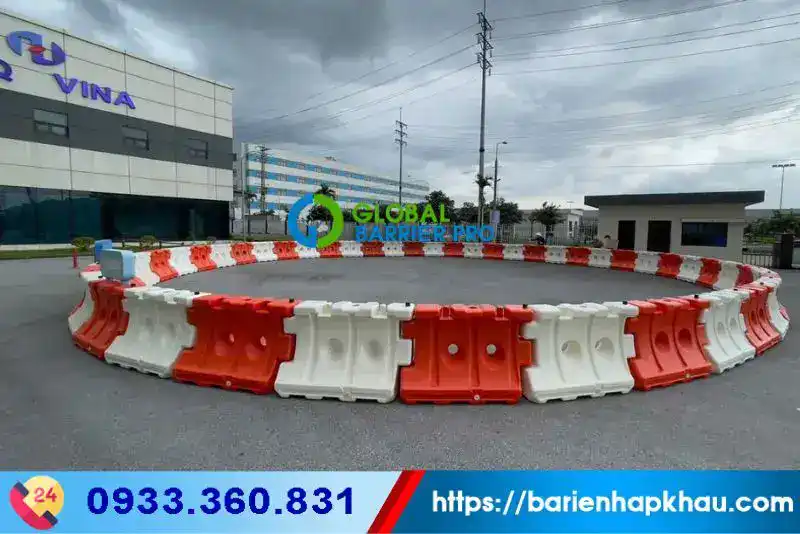 Dải phân làn đổ nước kích thước 1200mm x 600mm x 900mm, dùng để phân chia làn đường an toàn, chống t.