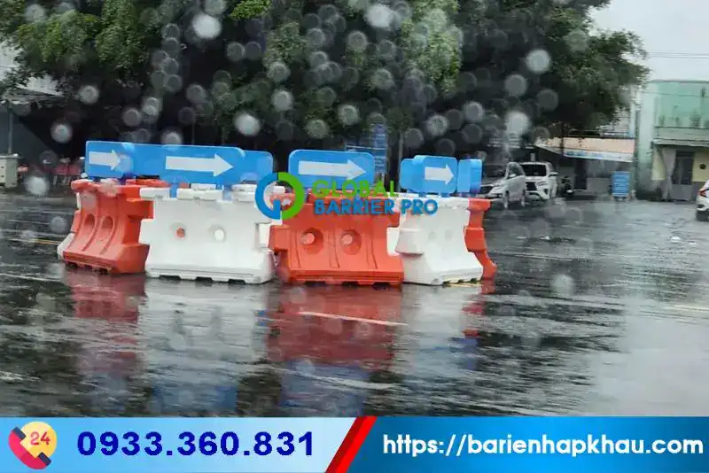 Dải phân làn đổ nước chống trơn trượt, phù hợp thi công đường bộ và công trình xây dựng.